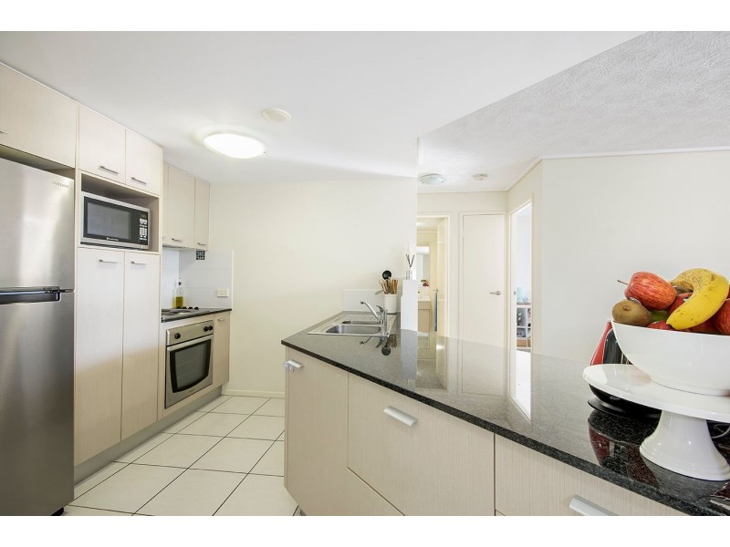 2/4 Grand Parade, Kawana Island QLD 4575