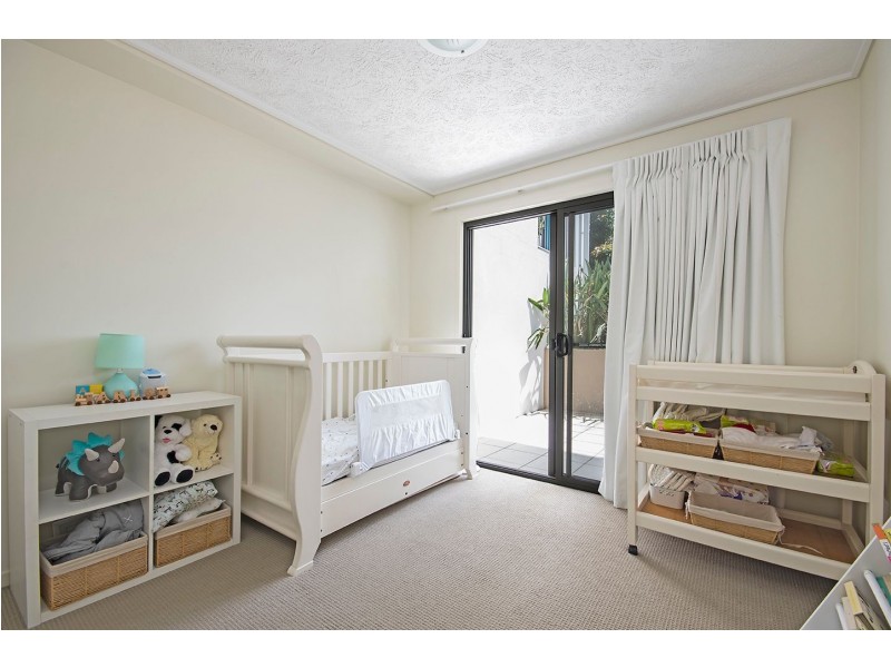 2/4 Grand Parade, Kawana Island QLD 4575