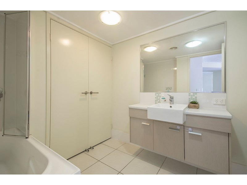 2/4 Grand Parade, Kawana Island QLD 4575