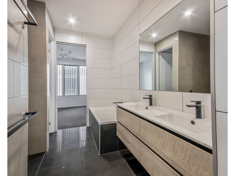 2/11 Sunrise Drive, Maroochydore QLD 4558