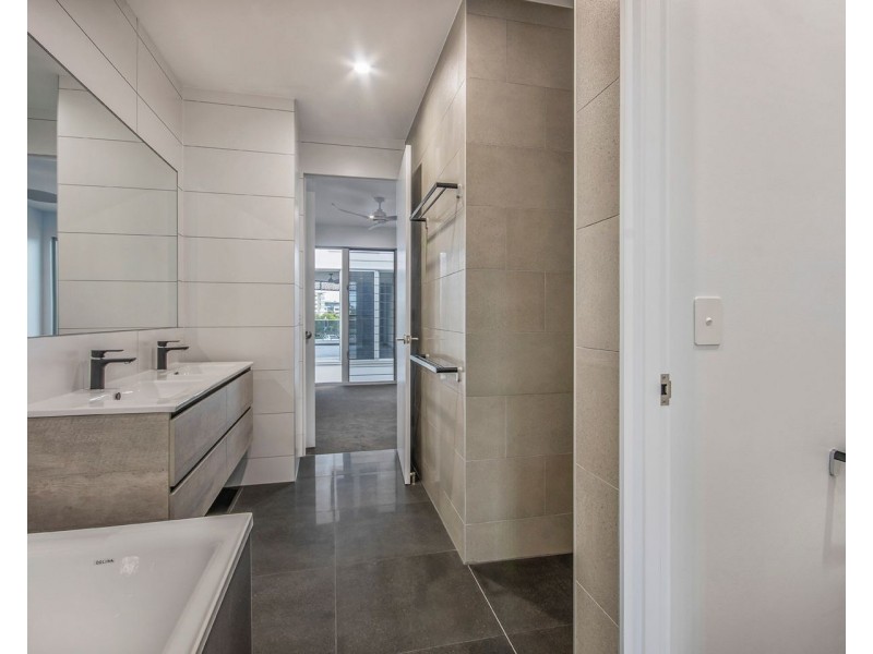 2/11 Sunrise Drive, Maroochydore QLD 4558