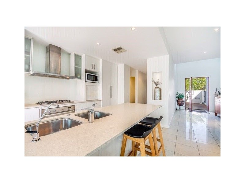 1 Komodo Crt, Kawana Island QLD 4575