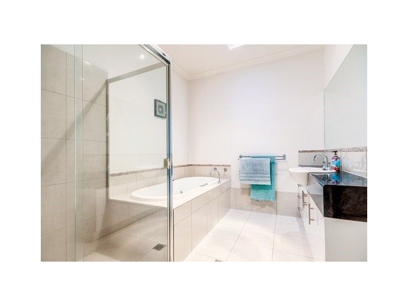 1 Komodo Crt, Kawana Island QLD 4575