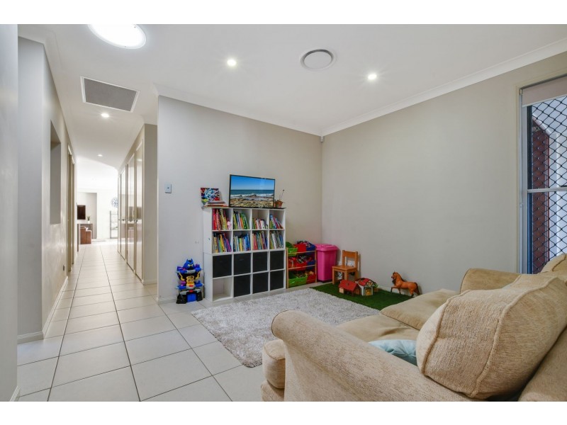 8 Myrtle Place, Mountain Creek QLD 4557