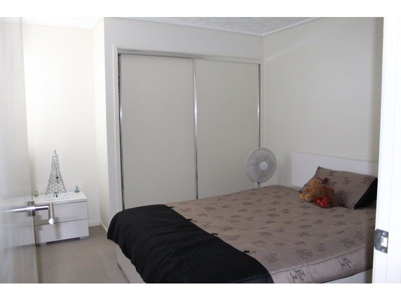 12/4 Grand Parade, Kawana Island QLD 4575