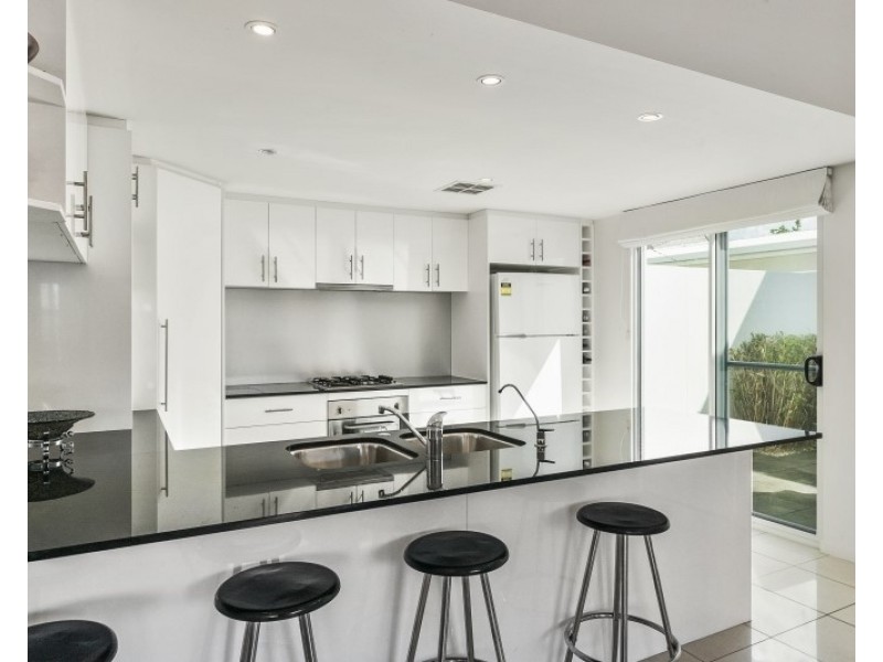 B/1 Komodo Court, Kawana Island, Parrearra QLD 4575