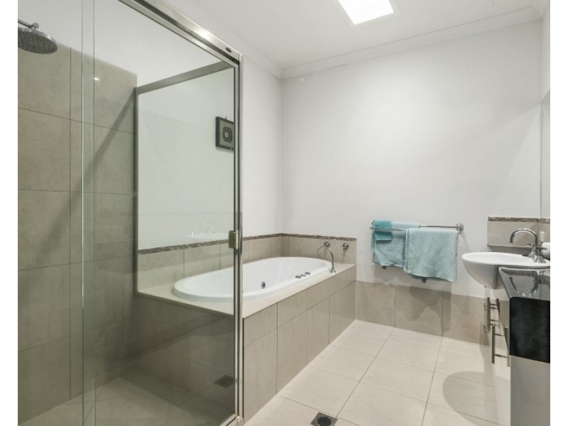 B/1 Komodo Court, Kawana Island, Parrearra QLD 4575