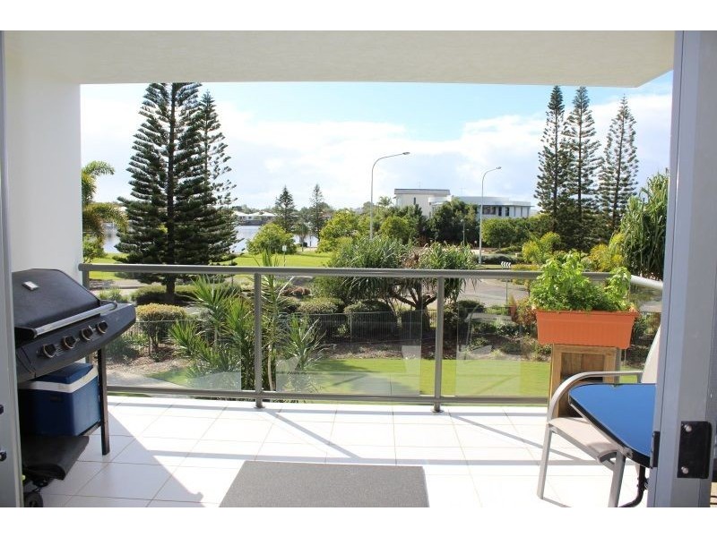 25/4 Grand Parade, Kawana Island QLD 4575