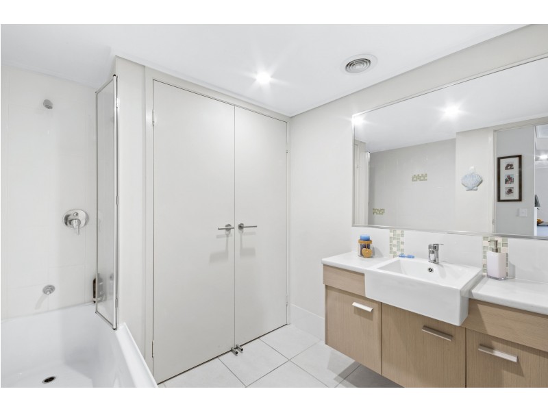 33/4 Grand Parade, Kawana Island QLD 4575