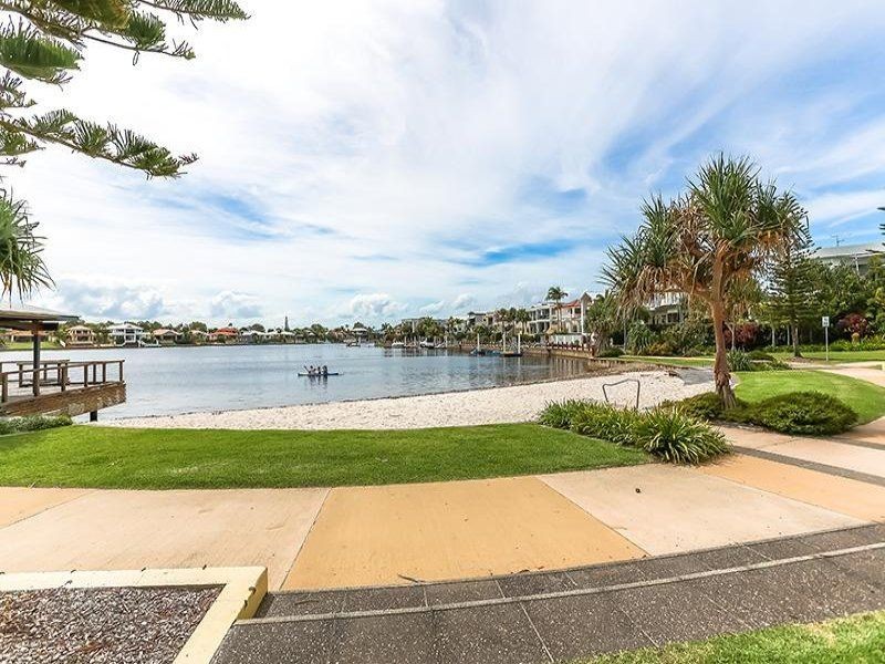 4/4 Grand Parade, Kawana Island QLD 4575