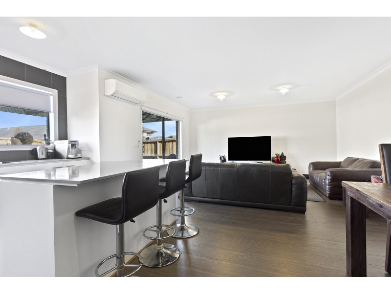 26 Ellaroo Circuit, Clyde North VIC 3978