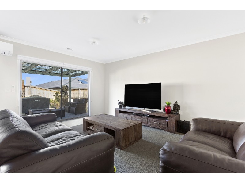 26 Ellaroo Circuit, Clyde North VIC 3978