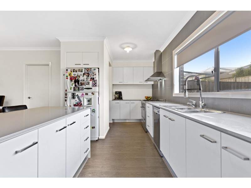 26 Ellaroo Circuit, Clyde North VIC 3978