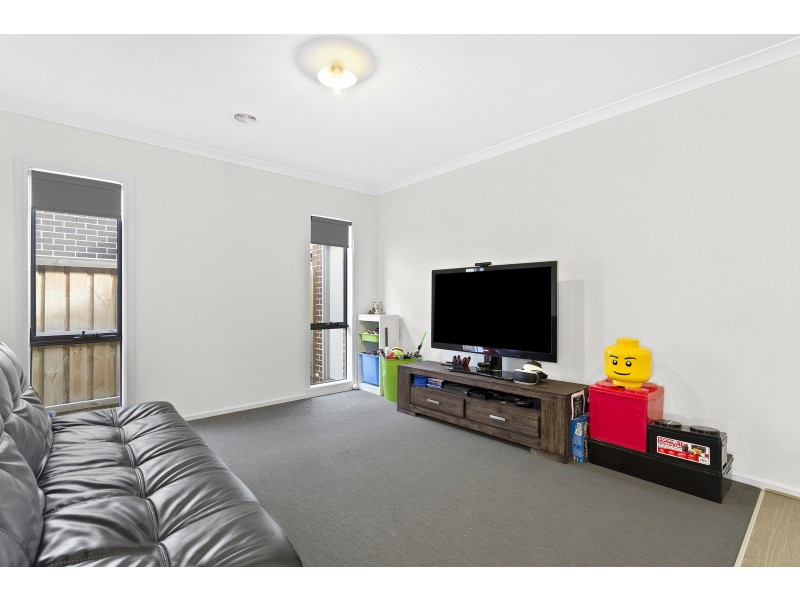 26 Ellaroo Circuit, Clyde North VIC 3978