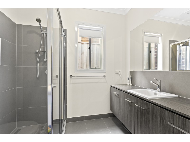 26 Ellaroo Circuit, Clyde North VIC 3978