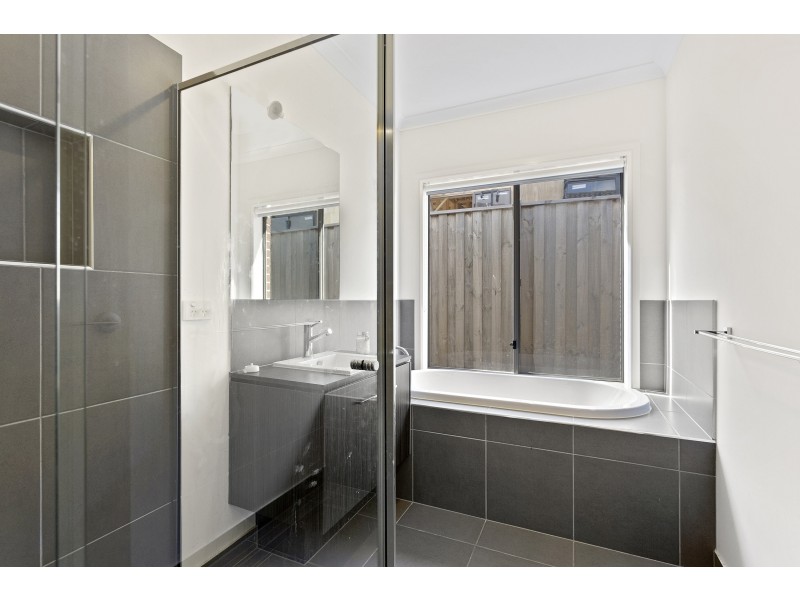 26 Ellaroo Circuit, Clyde North VIC 3978