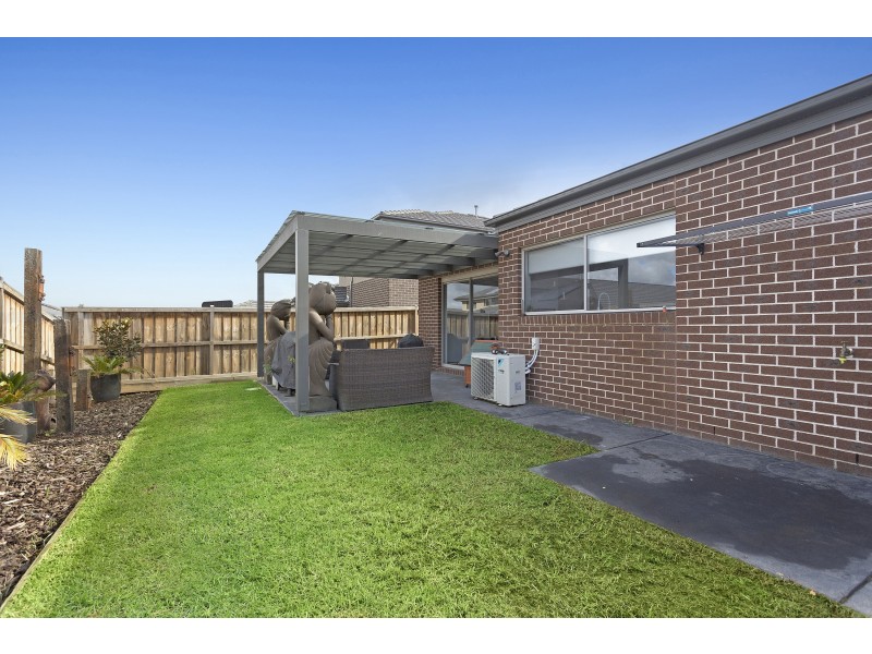 26 Ellaroo Circuit, Clyde North VIC 3978