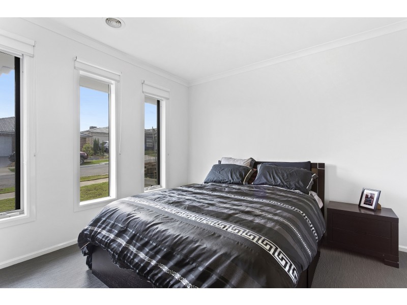 26 Ellaroo Circuit, Clyde North VIC 3978