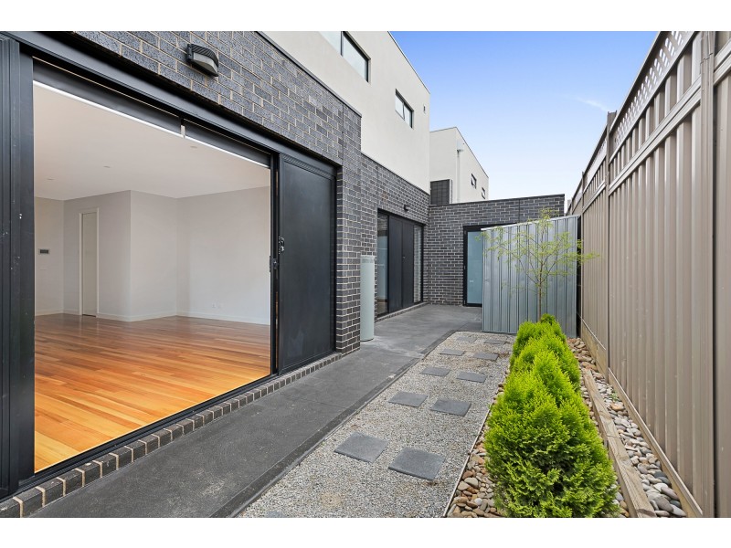 2/6 Kitson Crescent, Airport West VIC 3042