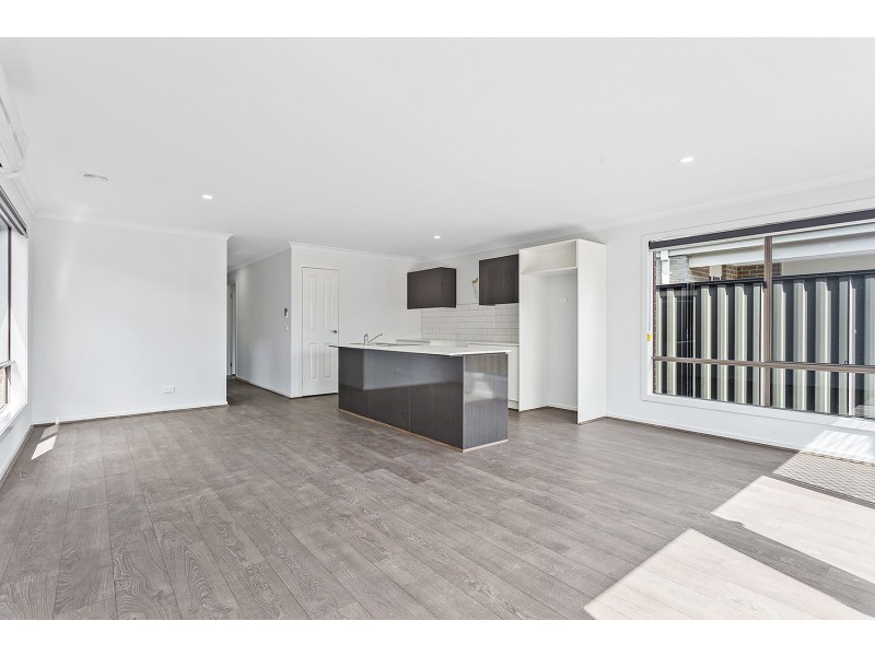 45 Pinnacle Drive, Pakenham VIC 3810