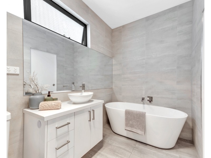 2/6 Kitson Crescent, Airport West VIC 3042