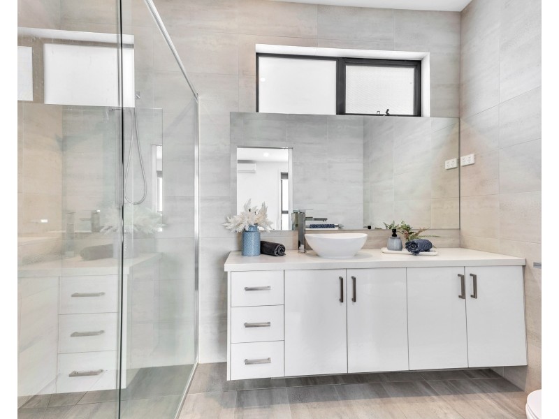 2/6 Kitson Crescent, Airport West VIC 3042