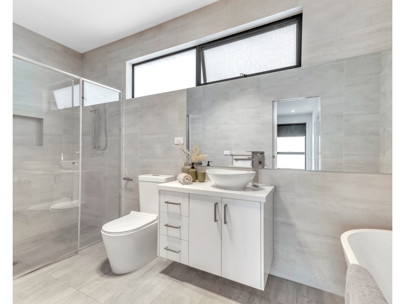 2/6 Kitson Crescent, Airport West VIC 3042