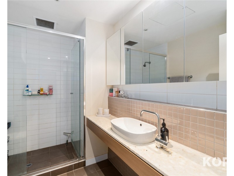 215/1-2 Tarni Court, New Port SA 5015