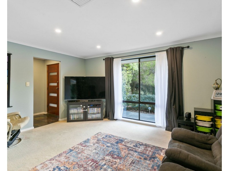 8 Rubin Crescent, Happy Valley SA 5159