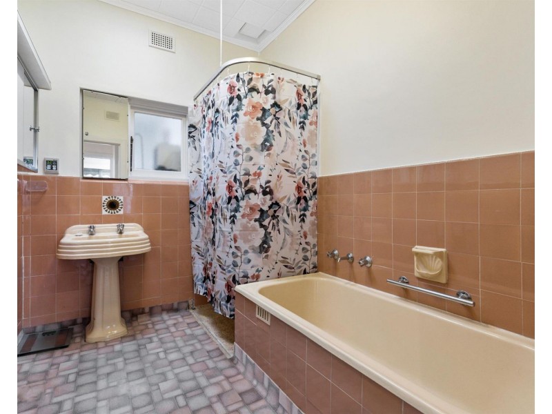 5 Fourth Avenue, Warradale SA 5046