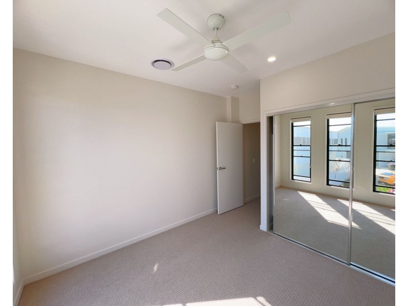 17/1 Lake Serenity Boulevard, Helensvale QLD 4212