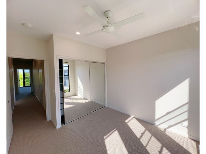 17/1 Lake Serenity Boulevard, Helensvale QLD 4212