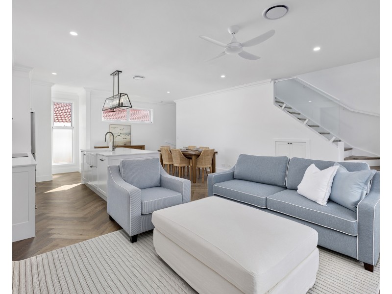 2/14 Victor Avenue, Paradise Point QLD 4216