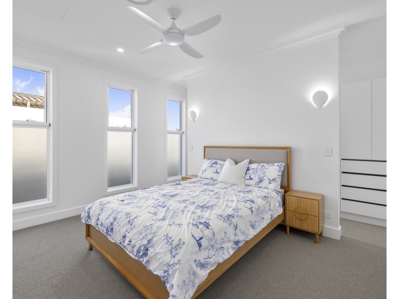 2/14 Victor Avenue, Paradise Point QLD 4216
