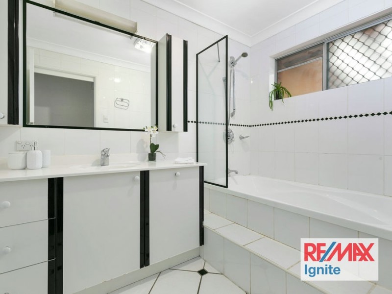 33 ARAKOOLA STREET, Jindalee QLD 4074