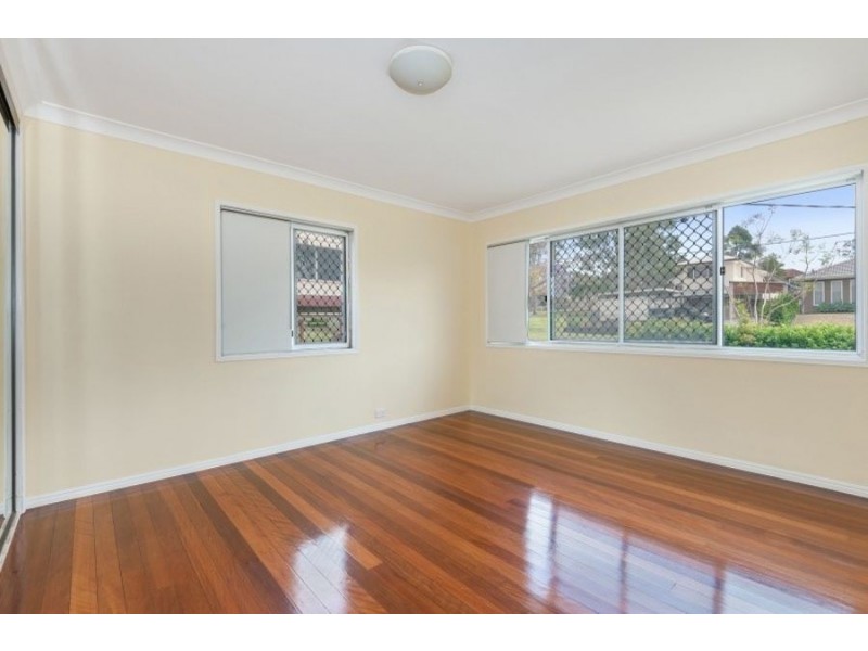 27 STEPHENSON STREET, Oxley QLD 4075