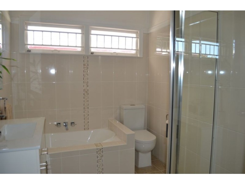 8 EDWARDS STREET, Eastern Heights QLD 4305