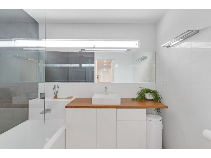 3 Sunset Road, Kenmore QLD 4069