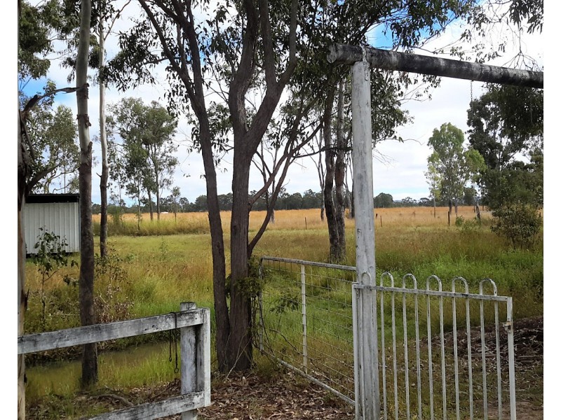 28 Gordon Earl Dr, Millstream QLD 4888