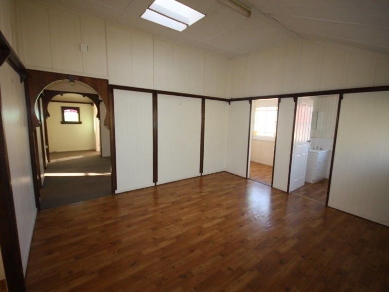 119 Brisbane Road, Booval QLD 4304