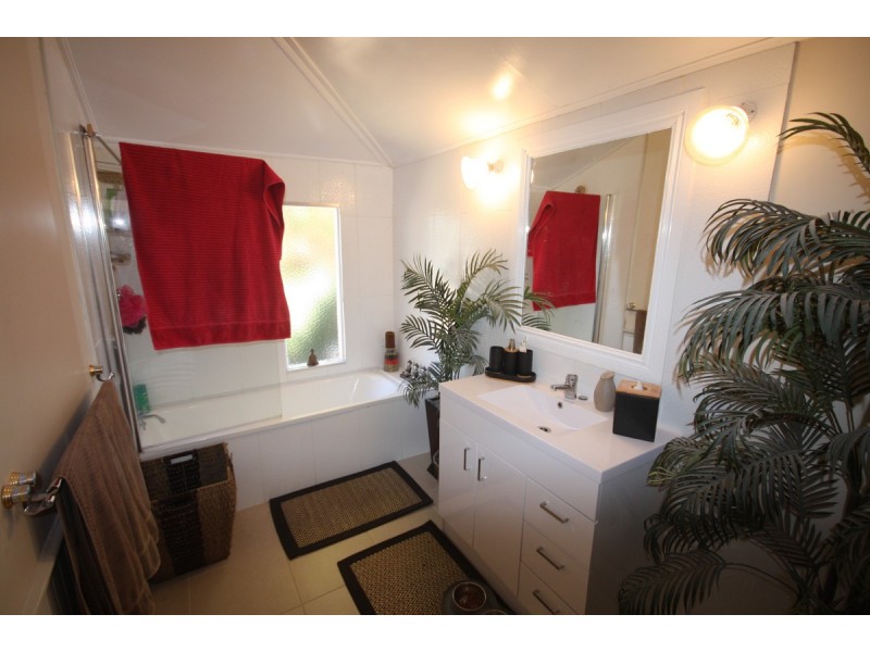 11 Vineyard Street, One Mile QLD 4305