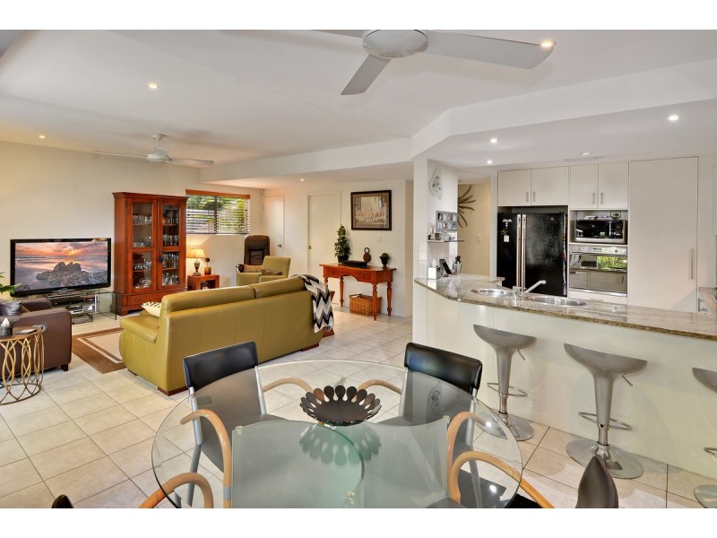 2/2-4 Tranquil Pl, Alexandra Headland QLD 4572