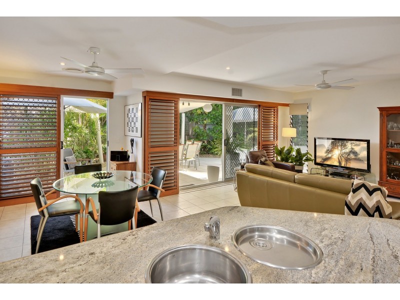 2/2-4 Tranquil Pl, Alexandra Headland QLD 4572