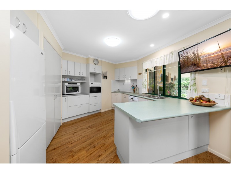 16 Rainbow Park Dr, Mapleton QLD 4560