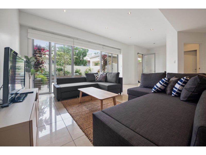 2/8 Leo Crescent, Alexandra Headland QLD 4572