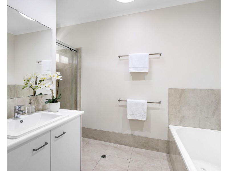 7 Phar Lap Court, Little Mountain QLD 4551