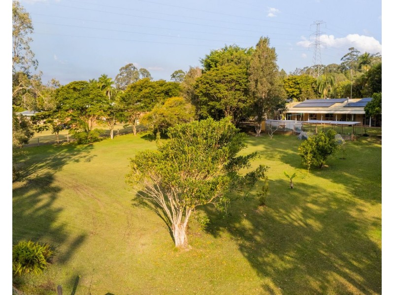 8 Curlew Cres, Cooroy QLD 4563