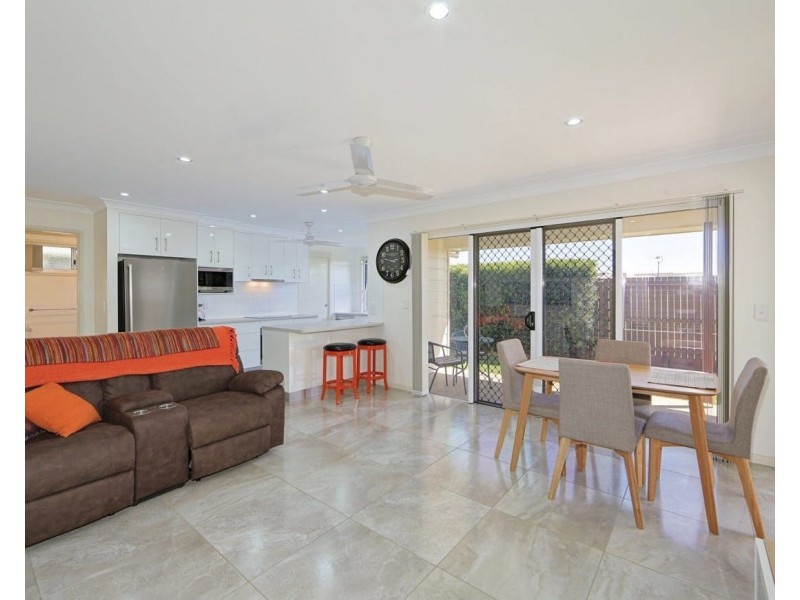 5/6 Back Hill Dr, Coral Cove QLD 4670