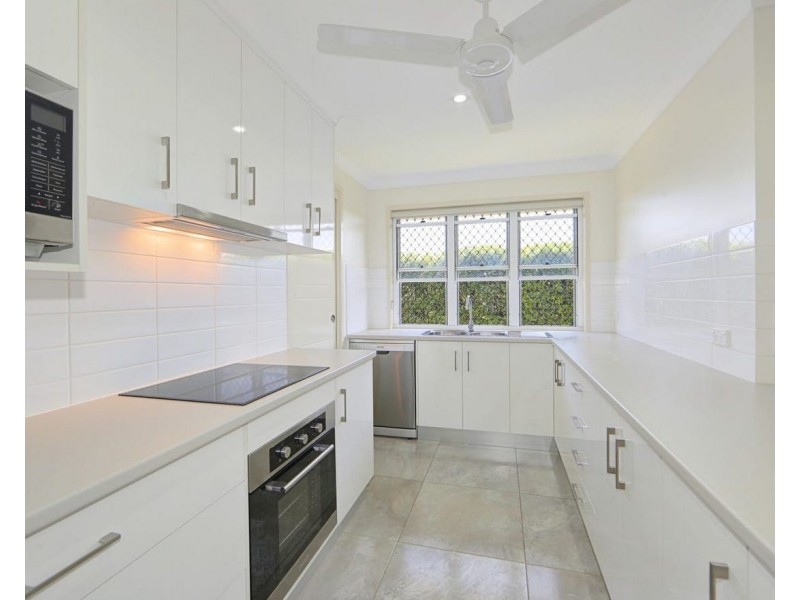 5/6 Back Hill Dr, Coral Cove QLD 4670