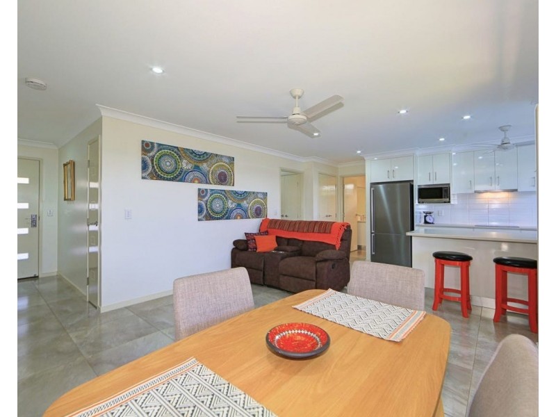 5/6 Back Hill Dr, Coral Cove QLD 4670